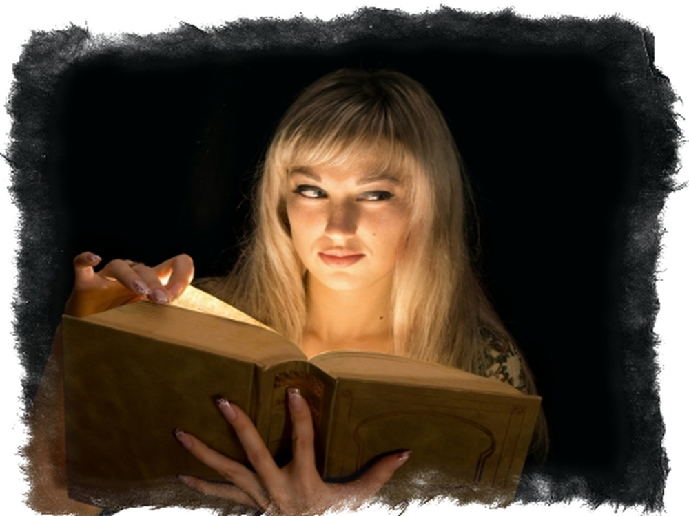 Магия заговор девушки. Девушка читает заклинание. Девушка читает заговор. Читать заговор. Девушка заговаривает.