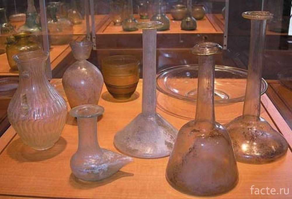 В старину когда стеклянных зеркал. Стеклоделие в древнем Египте. Стекловарение в древнем Египте. Древнеегипетская стеклодувная печь. Первые стеклянные изделия древнего Египта.