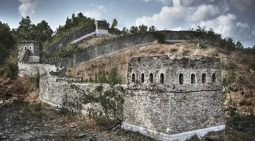 Легенды великой стены. Руины Великой китайской стены. Великая китайская стена разрушение. Китайская стена разрушенная часть. Великая китайская стена разрушенные участки.