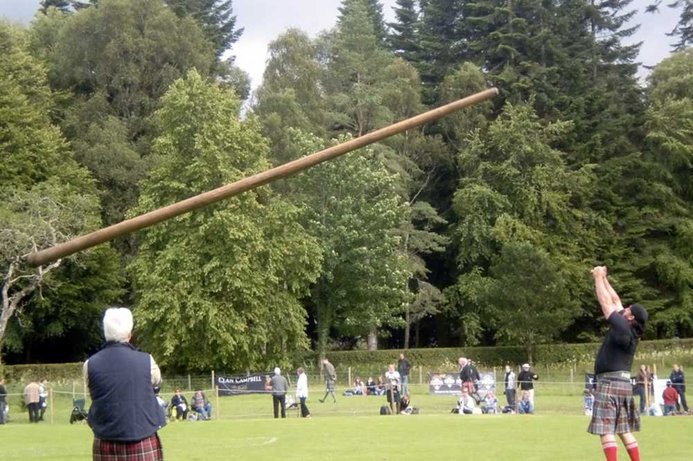 Caber перевод. Tossing the Caber в Шотландии. Толкание бревна Шотландия. Метание Кабера в Шотландии. Метание бревна в Шотландии.