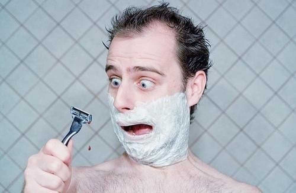 Немецко бритье. Мужик с бритвой. Техника бритья. Бритье кожи. Мужчина бреется.
